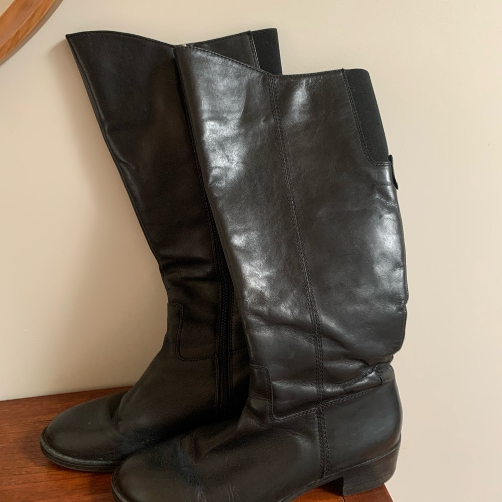 Black Heeled Boots with Classic Design